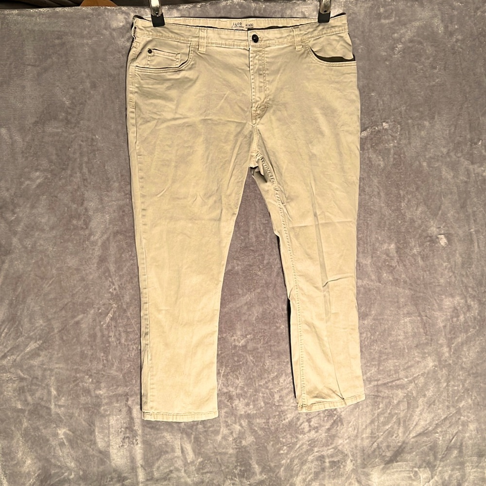 Mens  Izod Saltwater chinos. 40x30